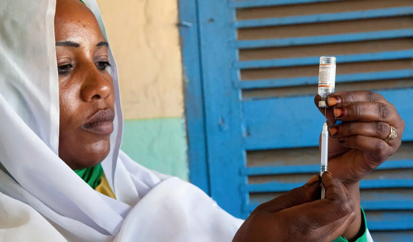 A woman prepares an injection for a meningitis vaccination in East Darfur. Credit: Reuters/United Nations-African Union Mission in Darfur/Albert Gonzalez Farran