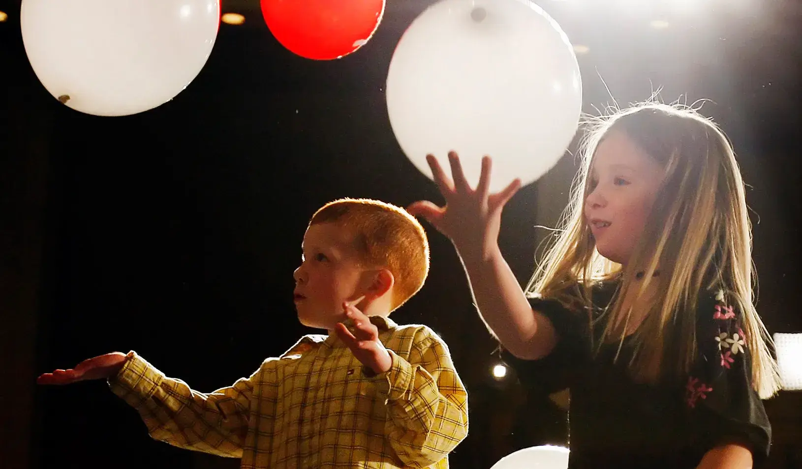 Siblings play with balloons at a GOP rally in Dallas, 2008. (Reuters photo by Brian Snyder )