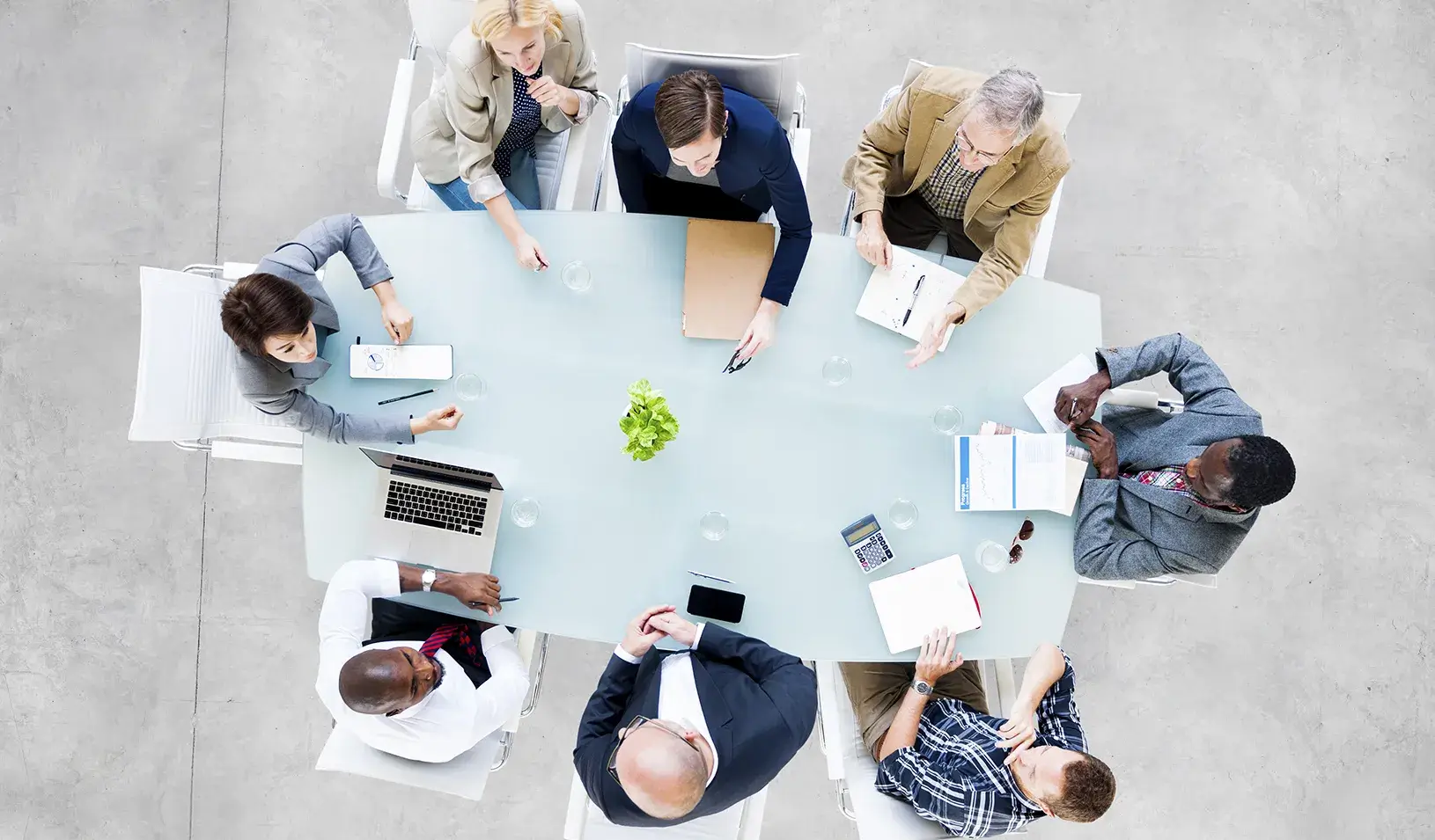 Group of people sitting around a table| iStock/Rawpixel Ltd