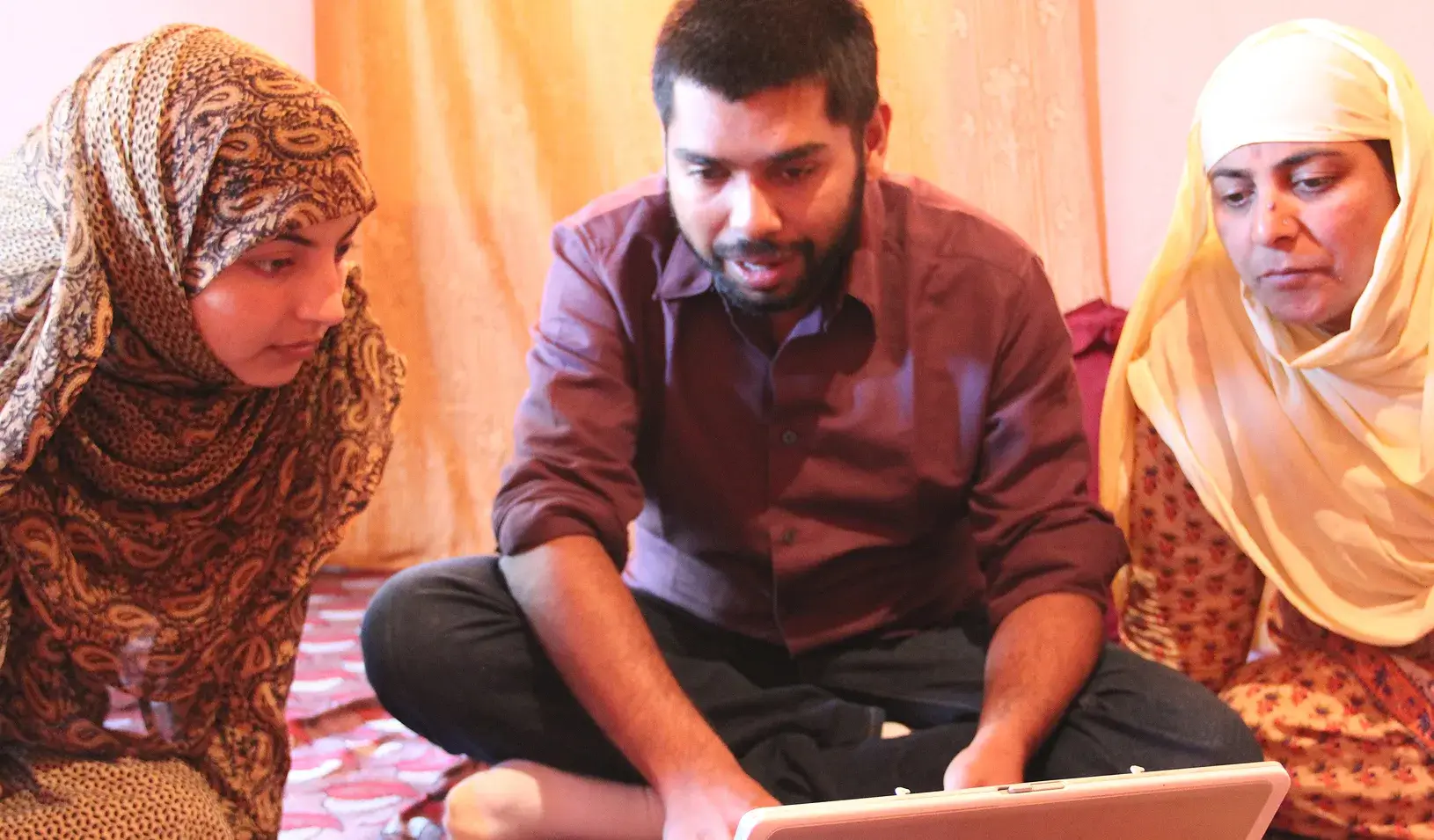 Vivek Garg with two female entrepreneurs.