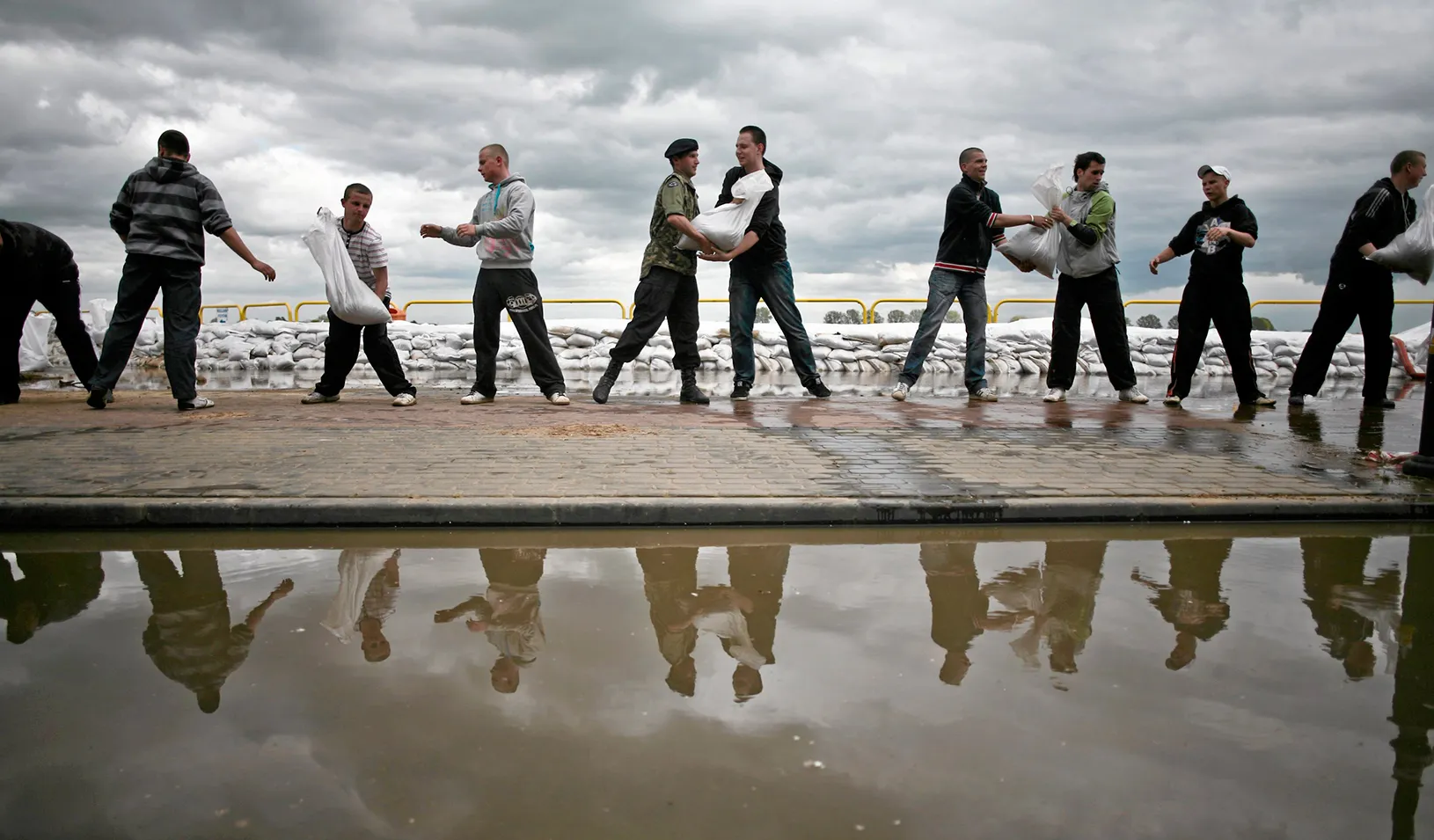 Volunteers reinforce embankments in Poland
