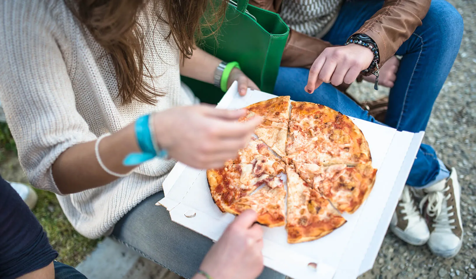 Students eating pizza | iStock/franckreporter