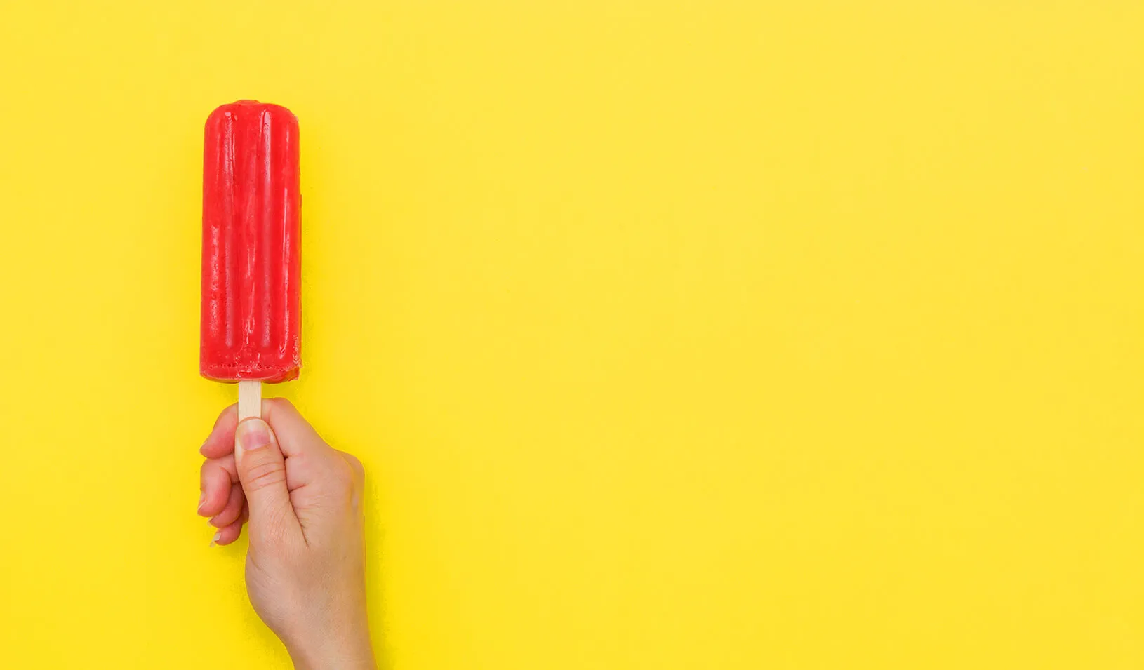 a person holding a popsicle | iStock/etorres69