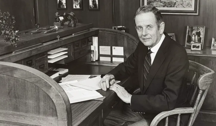 Bob Jaedicke sitting at a desk. Credit: Courtesy of Stanford GSB