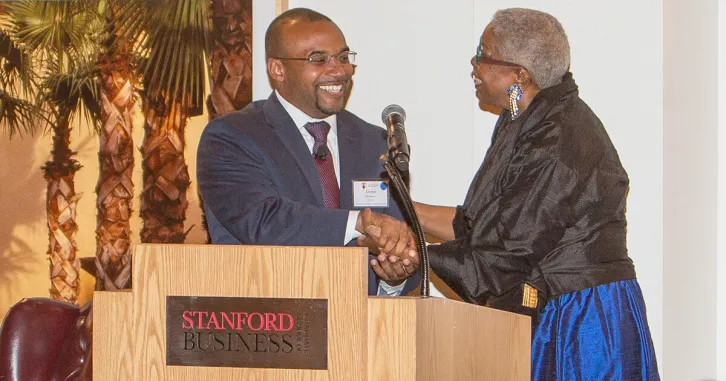 Daryn Dodson accepts award from Kathryn Leary, MBA ’77. | Stacy Geiken