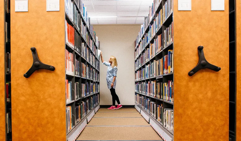 Stanford GSB Faculty Share Their End-of-Year Listening and Reading Lists