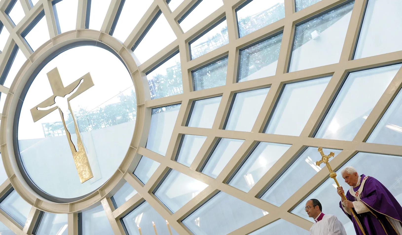 Pope Benedict XVI (R) celebrates a mass in Rome, 2009 (Reuters photo by Alessandro Bianchi)