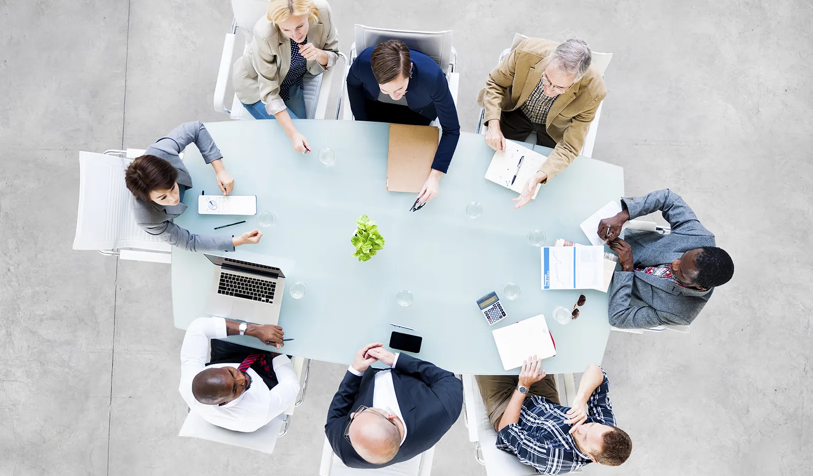 Group of people sitting around a table| iStock/Rawpixel Ltd