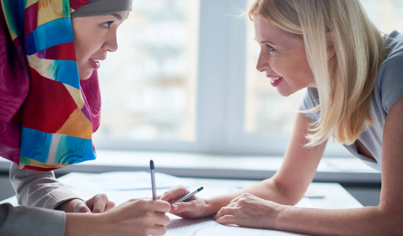 Discussion between Caucasian and Muslim women | istock/mediaphotos