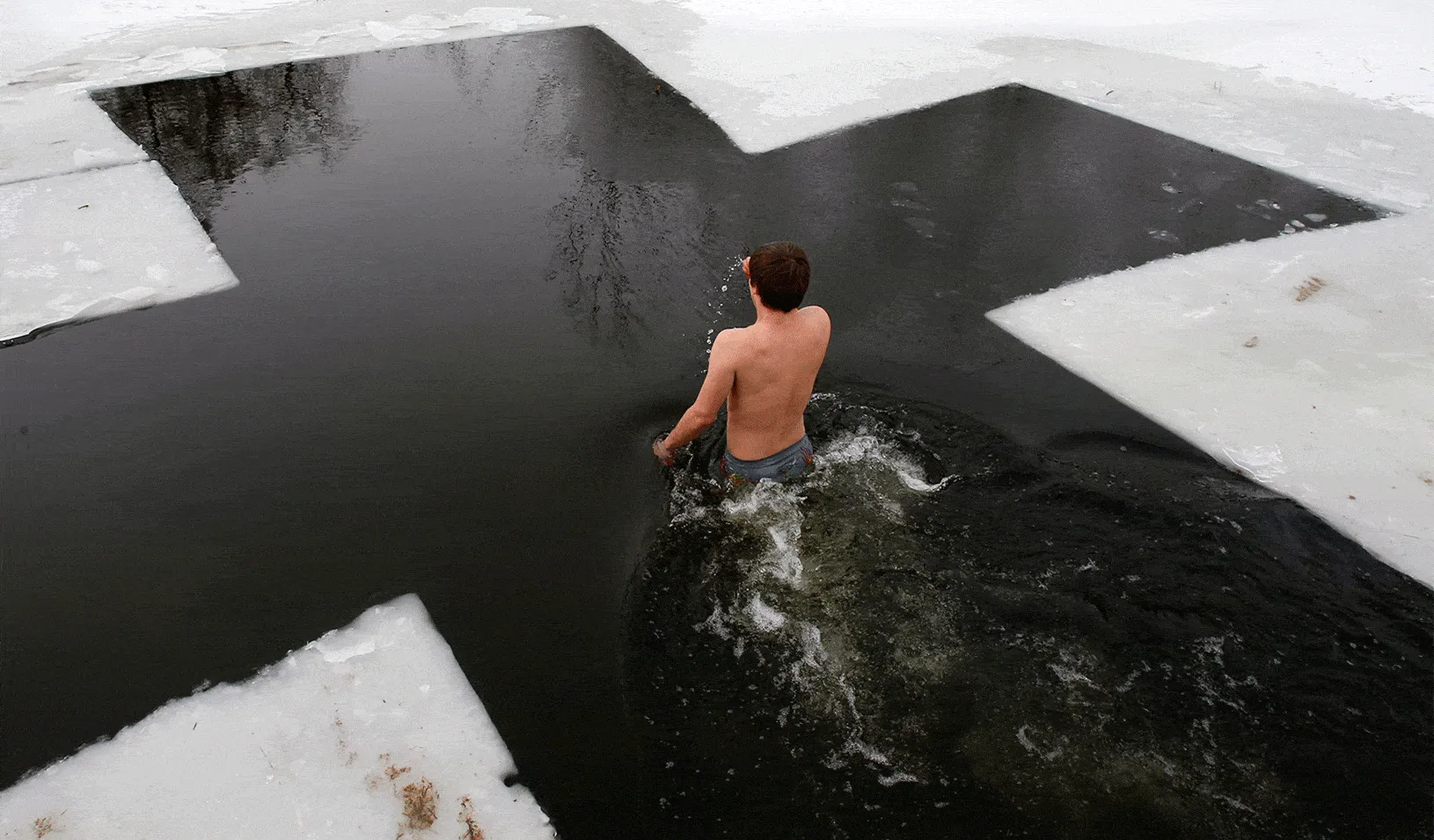 Man swimming in a cross shape | Reuters/Gleb Garanich