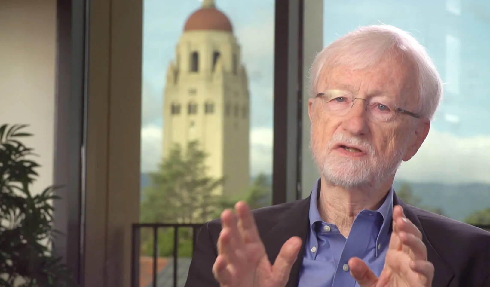  Stanford GSB Professor Charles O’Reilly speaking with the Stanford Hoover Tower in the background. Credit: Mike Elwell