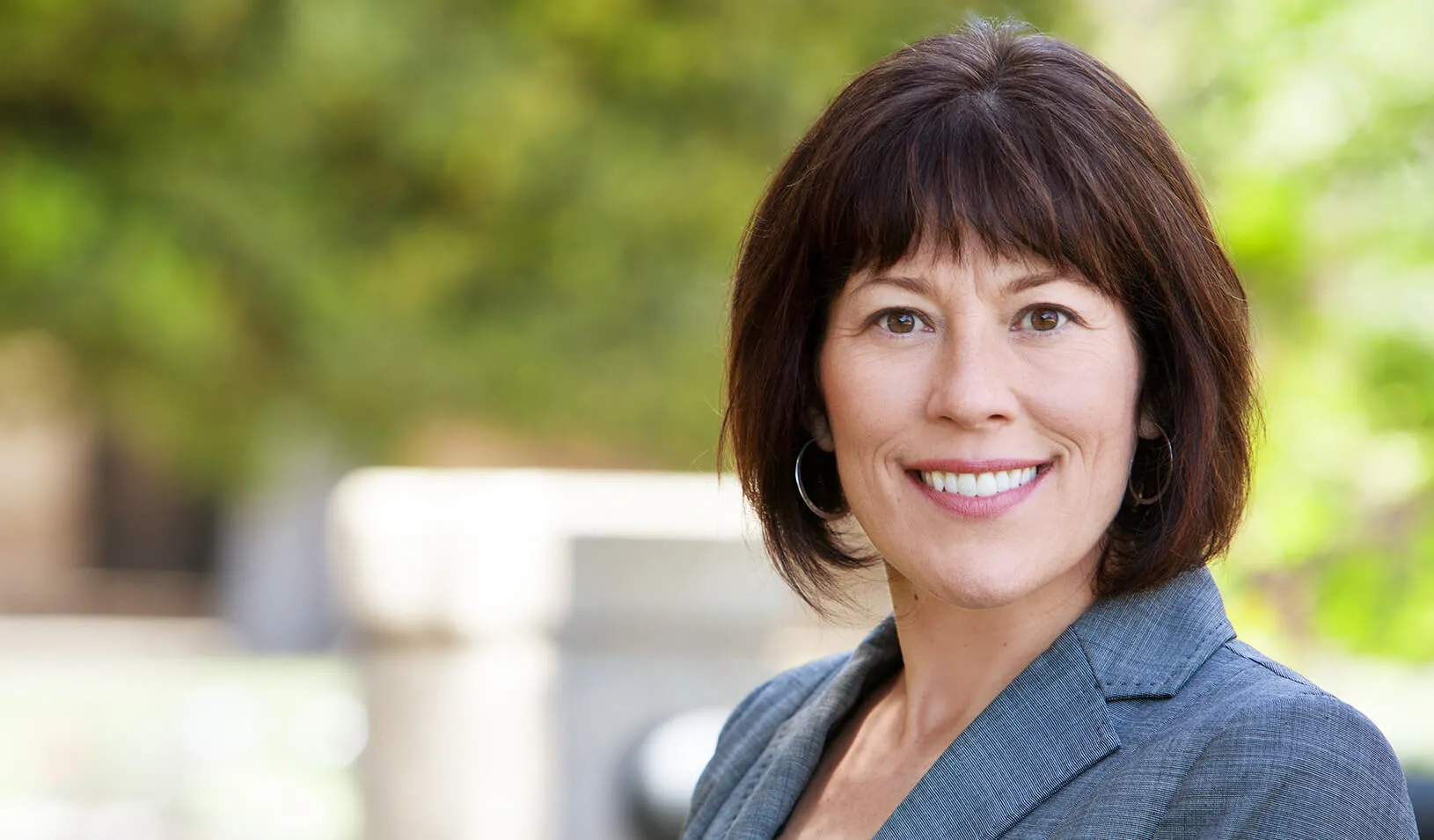 Stanford GSB senior associate dean for academic affairs, Sarah A. Soule, smiling outdoors. Credit: Nancy Rothstein