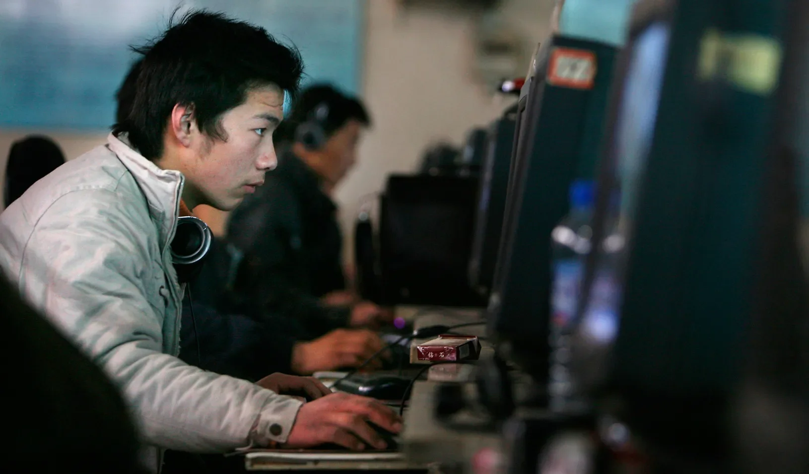 Chinese internet users go online in Beijing. (Reuters photo by Claro Cortes IV)